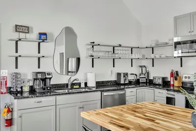 Image de Charming 4-bedroom house with WiFi, Ac  and HotTub-Lake Front-nr Sylvan Beach