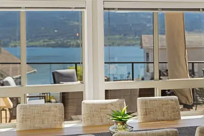 Image de New listing with 🌟sparkling🌟 lake views-family cottage with own hot tub🌅🛁