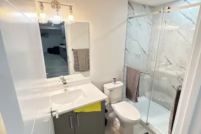 Image de 2 Bedrooms Cozy Private Suite in the most sought community of Calgary Nw