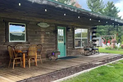 Image de Country Creek Retreat: cozy 2-bedroom cabin with Ac, WiFi, & forested privacy