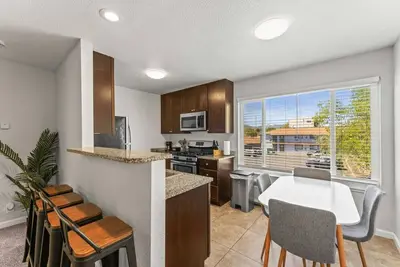 Image de Spacious & Central | Walkable & Well-Located