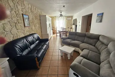 Image de Maison avec  jardin dans village en Provence, lieu très touristique.