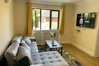 Image de Cozy Chippenham Double En-suite 5 Bed House with Free Parking for 4 cars