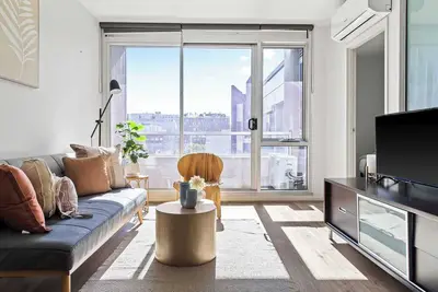 Image de Stylish 2br Apt Steps from Vic Market with Parking