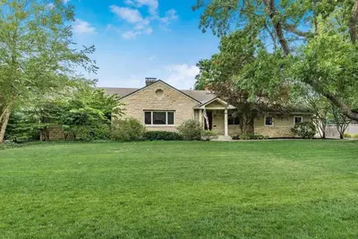 Image de Spacious 5-bedroom and 5 bathroom house in Upper Arlington's Canterbury area.