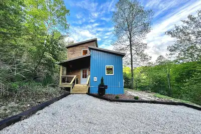 Image de Serenity Woods • Hot Tub • New • Pets Allowed!