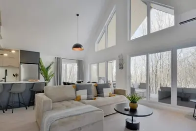 Image de Charmant Boisé | Évasion Paisible | Spa avec vue sur la Forêt