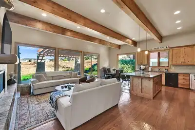 Image de Ski & Golf Retreat w/ Stunning Mountain Views