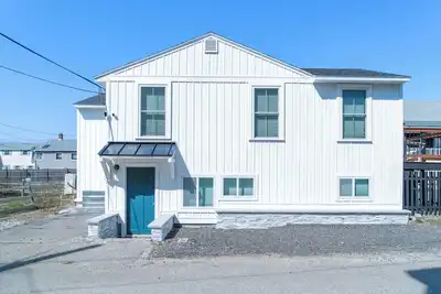 Image de Below Deck Right across from the public walkway #6