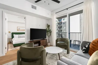 Image de Lodgeur | Fresh 2br w/ balcony | Energy Corridor