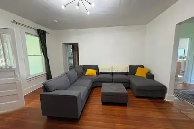 Image de Charming 1900 home with furnished kitchen and king bed