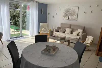 Image de Agréable maison, accès piscine en saison d’été.
