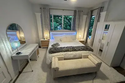 Image de 💫 Walk to Ut|100` Tv|Massage Chair|King Beds|Themes