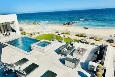 Image de Modern Secluded Oceanfront Whale Watch in Infinity Pool Surfing Paradise