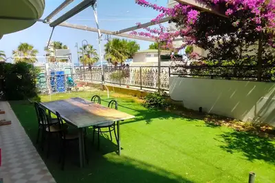 Image de Large family apartment with garden facing the sea