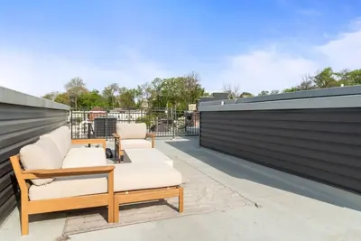 Image de East Falls Gem - Deck, Parking