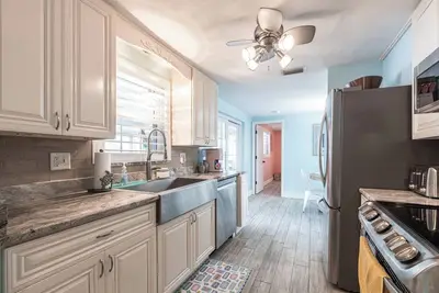 Image de 2-bedroom house with a beautiful Tiki Hut Hot Tub in the Shark Tooth Capital Usa