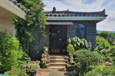 Image de A healing cottage in Jeju City where you can play with dog in a spacious yard.