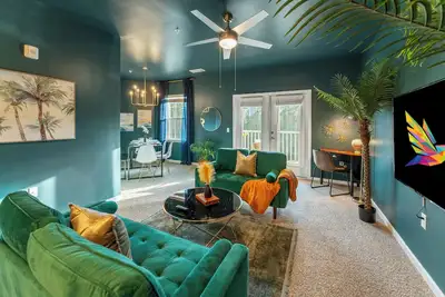 Image de 2br with Private Screened Balcony, Pool, Gym & Cornhole: Resort Style Experience