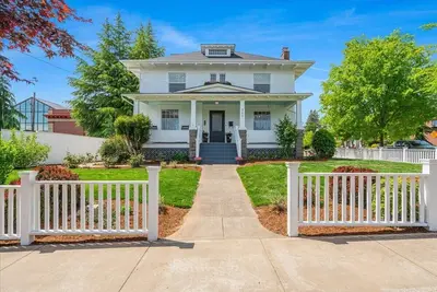 Image de Beautiful 4 bedroom! Hot Tub, Fabulous Downtown Newberg Location!