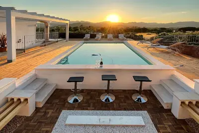 Image de Refuge de luxe à 300 metres de la mer, avec piscine chaufee, foyer et sauna.