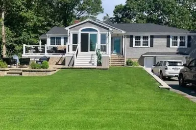 Image de Steps to the Beach! Charming 3-4-bedroom updated home in desirable Gray Gables!