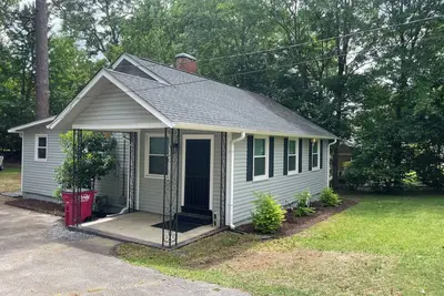 Image de 3-bedroom house in Macon with Ac, WiFi, pebbled backyard picnic area, Enjoy!