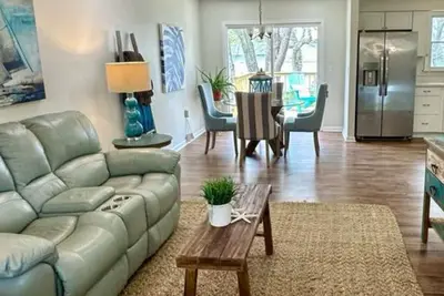 Image de 3 br 2 bath house with Restaurant, Bar, Private Beach & Marina in Community