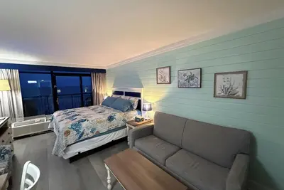 Image de Grande Cayman “Myrtle Turtle” Top Floor Condo, Private Patio, and Ocean Views