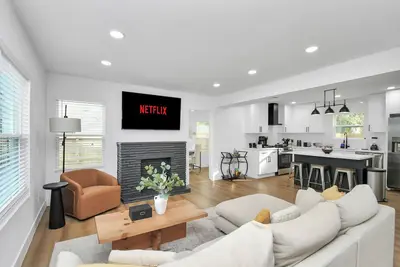 Image de Media Room & Patio - Downtown View- 4 Bedrooms