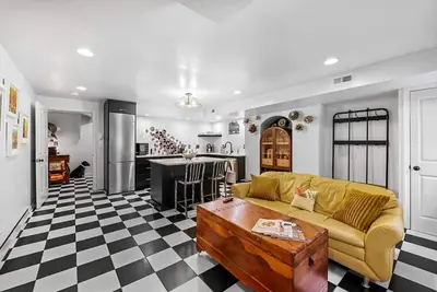 Image de Large Garden Level Apartment with Backyard Vibes, King Bed and Home Office Setup