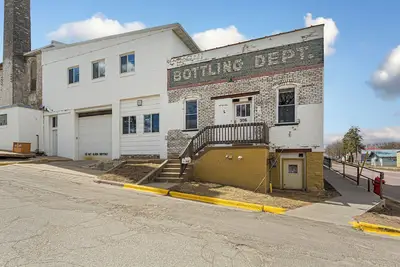 Image de Spacious Historic Bottling Department Loft with Taproom Perks