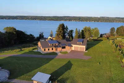 Image de Spacious Skaneateles lakeview 5-bedroom house with Ac, WiFi & views galore