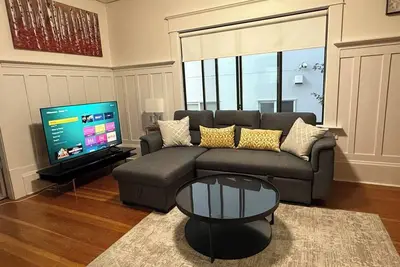 Image de Beautiful 2 bed 1 bath in heritage house