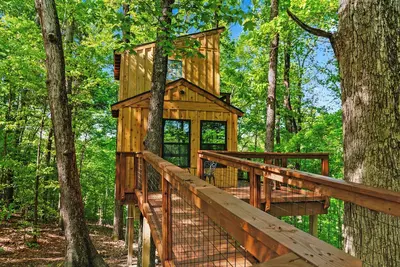 Image de Private Treehouse getaway on Lake Barkley. Luxury in the trees!