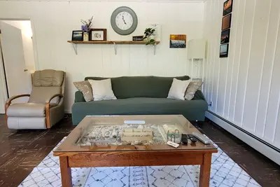 Image de Charming garden cottage on the bike path with Scenic backyard in Harbor Springs