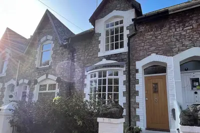 Charming 3-Bed Cottage - Private Garden & Parking