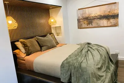 Image de Fully Self-contained Spacious Granny Flat/ Pool House at Rear of Owner's Home.