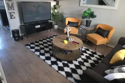 Image de Cozy 1-bedroom townhome with Ac, WiFi in charming Addison Sleeps 4