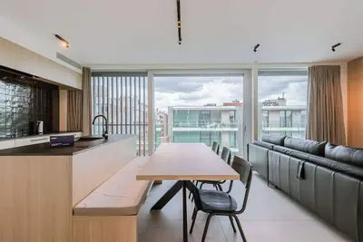 Image de Beachfront Apartment: Sea Views & Free Parking