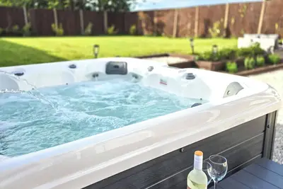Image de Luxury Sea View Retreat with Hot Tub – Sleeps 8