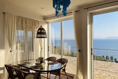 Image de Seabreeze Studio, Stunning Sea and Mountain View