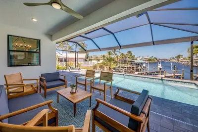 Image de Experience luxury at Happy Cape 49, a spacious 4-bedroom retreat in Cape Coral, perfect for groups.