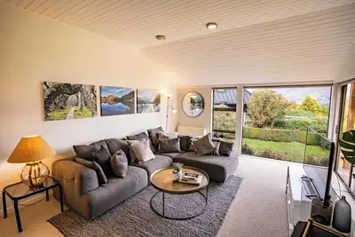 Image de Brian's Crib Summary: