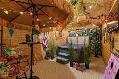 Image de Back in Black | Hot Tub | 10 min to Wem | King Bed