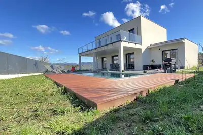 Villa spacieuse et moderne avec piscine