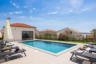 Image de Maison de vacances Sibenik pour 1 - 12 personnes avec 6 chambres à coucher - Maison de vacances