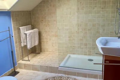 Image de House among the Trees