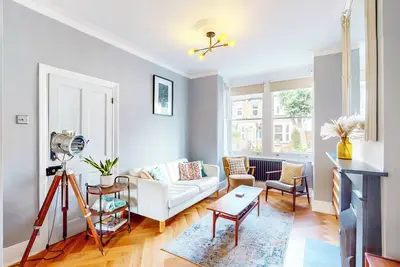 Image de \nStylish 2br House w/Garden | 10min walk to Tube