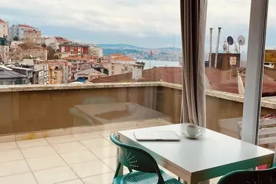 Image de Charming terrace apartment in historic Istanbul with dreamy Bosphorus views.